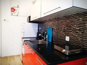 Apartment, 1 Bedroom | Private kitchen | Full-size fridge, microwave, stovetop, electric kettle - Bright Apartments (Haifa)