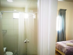 Appartement, 1 chambre | Salle de bain | Douche, serviettes fournies