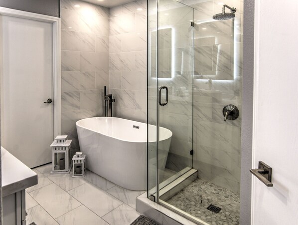 Combined shower/bathtub, hair dryer, towels, shampoo