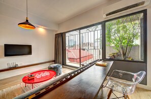 Deluxe Studio, 1 Bedroom, Patio | Living area | 32-inch flat-screen TV with cable channels, TV