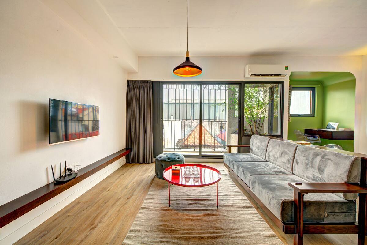 Deluxe-studiolejlighed - 1 soveværelse - terrasse | Opholdsområde | 32-tommers fladskærms-tv med kabelkanaler, tv