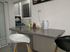 經典開放式客房 | 私人小型廚房 | 電冰箱、微波爐、爐台、電熱水壺