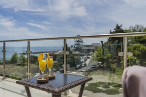 Outdoor dining - Apartment with sea view, pool access and private parking in Sesimbra (Sesimbra)
