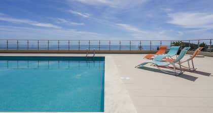 Apartment with sea view, pool access and private parking in Sesimbra