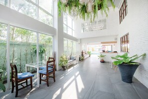 ロビー応接スペース