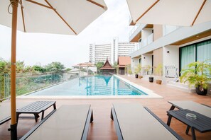 Outdoor pool, pool loungers - Blooming Hill Boutique Suites (Pattaya)