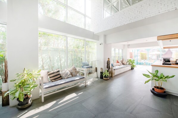 ロビー応接スペース