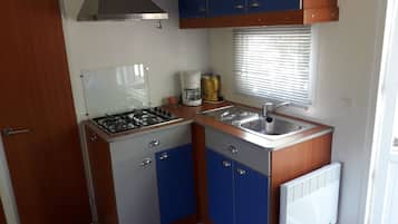 Full-size fridge, microwave, oven, stovetop