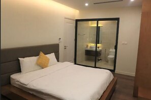 Escritorio, tabla de planchar con plancha, wifi gratis y ropa de cama