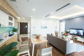 Apartamento, 3 quartos | Área de estar | TV de tela plana