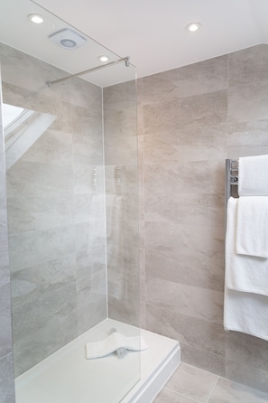 Business-Apartment, 1 Queen-Bett | Dusche im Bad