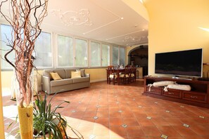 Appartement luxueux, 3 chambres | Aire de séjour | Téléviseur connecté, Netflix, films en primeur, films payants