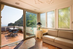 Luxury Apartment, 3 Bedrooms | Living room | 48-inch Smart TV with satellite channels, Netflix, first-run movies - Ilary House (Positano)