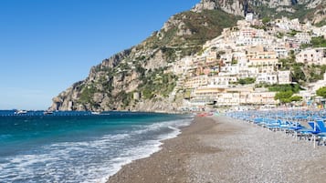 Una spiaggia nelle vicinanze, sabbia scura, navetta per la spiaggia