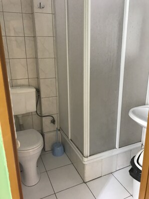 Basic-Doppelzimmer | Badezimmer | Dusche, Handtücher