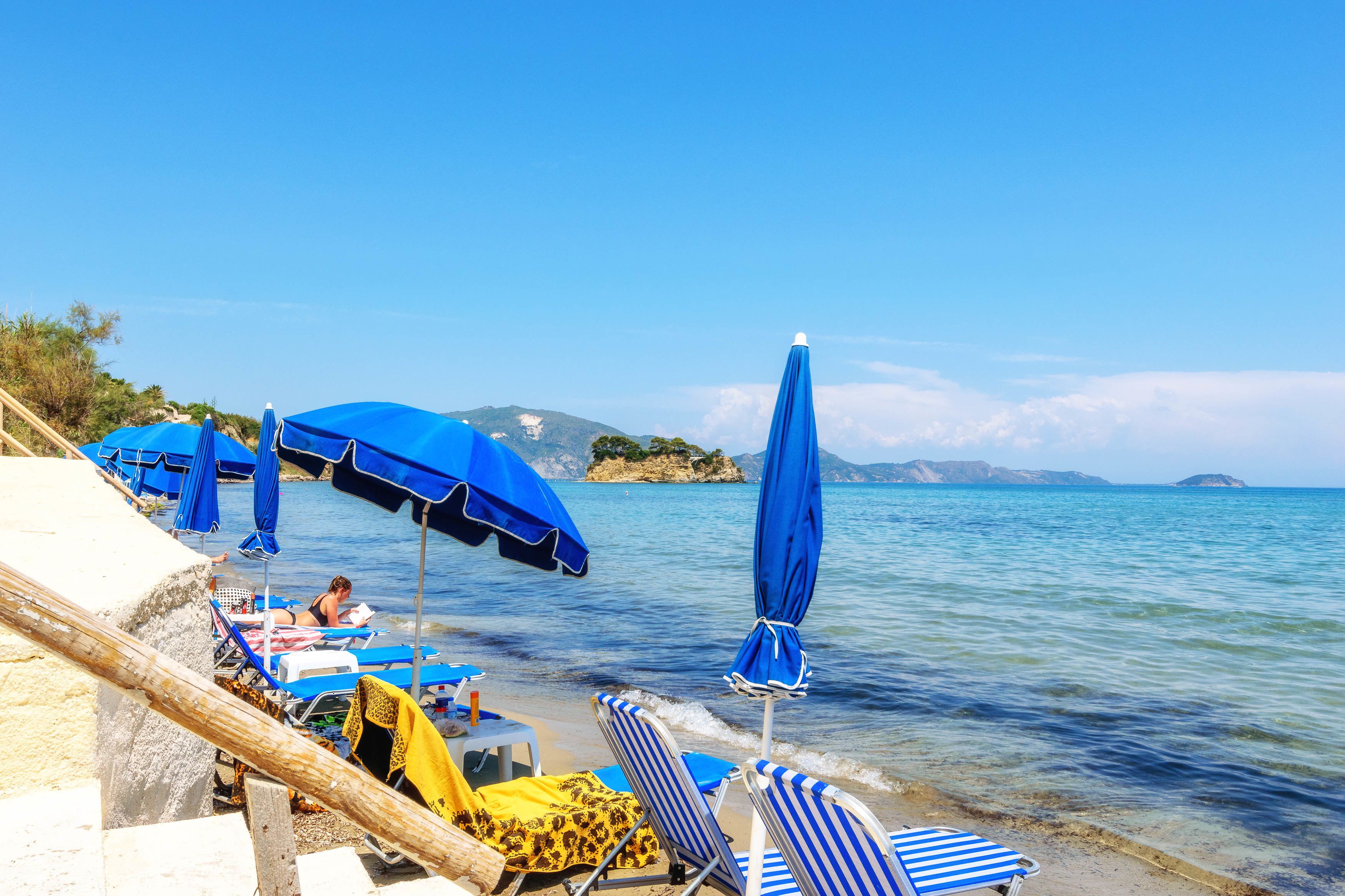 海灘、躺椅、太陽傘