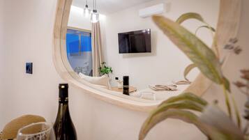 Suite estudio, vista al mar | Caja de seguridad en la habitación, wifi gratis y ropa de cama