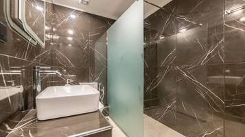 Apartamento, 1 quarto, vista para o mar | Banheiro | Chuveiro, secador de cabelo, toalhas de banho, papel higiênico