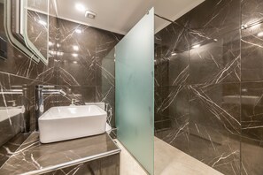 Appartamento, 1 camera da letto, vista mare | Bagno | Doccia, asciugacapelli, asciugamani, carta igienica