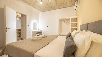 Apartamento, 1 quarto, vista para o mar | Cofres nos quartos, Wi-Fi de cortesia, roupa de cama