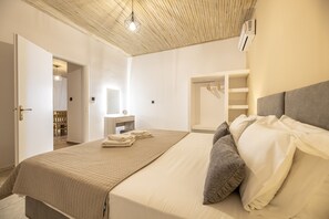 In-room safe, free WiFi, bed sheets - Blue Horizon Studios (Zakynthos)