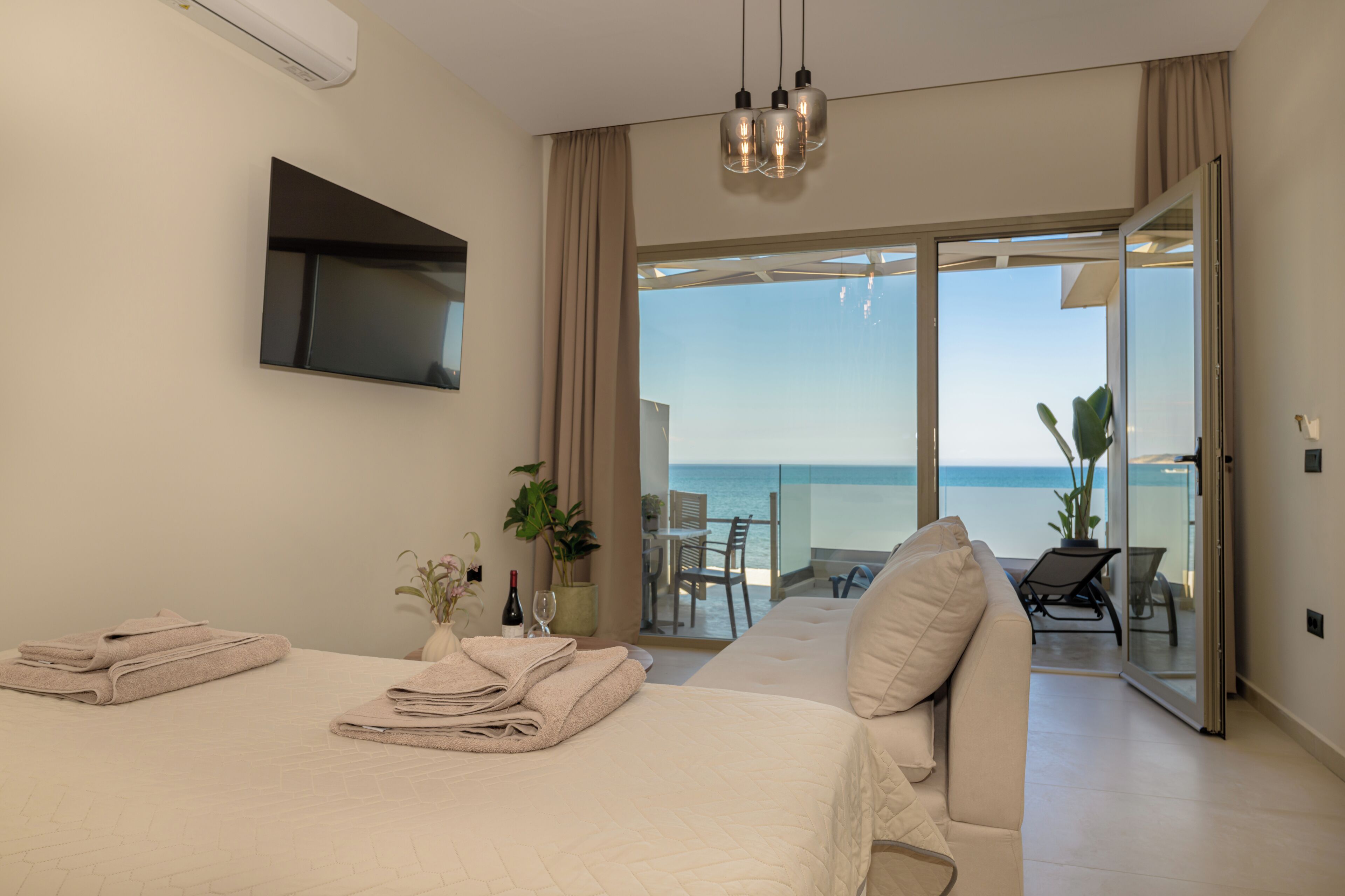 Studio Suite, Sea View | In-room safe, free WiFi, bed sheets