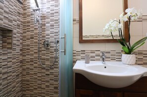 Premium Apartment, 3 Bedrooms, Terrace | Bathroom | Shower, rainfall showerhead, hair dryer, slippers - Painter House (Sant'Agnello)