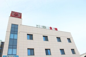 Front of property - Gipoong Hotel (Seogwipo)