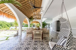 Villa, 5 Bedrooms | Living area