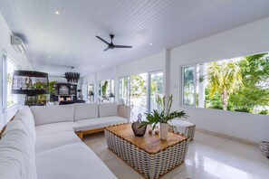 Villa, 5 Bedrooms | Living room