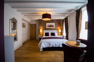 Escritorio, cuna de viaje, wifi gratis y ropa de cama 