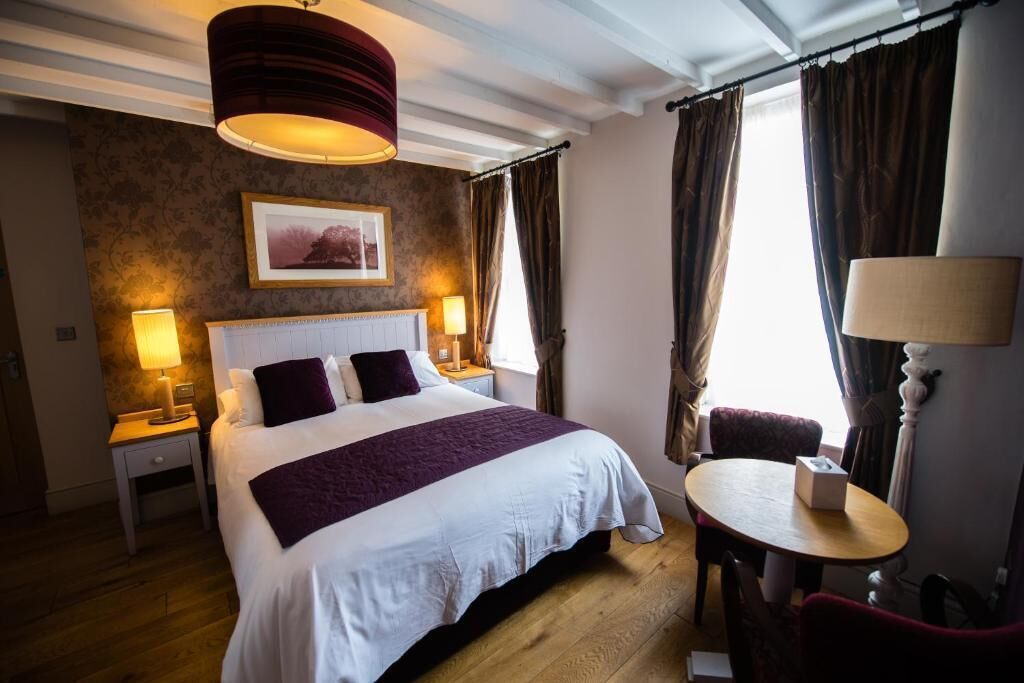 Desk, travel cot, free WiFi, bed sheets