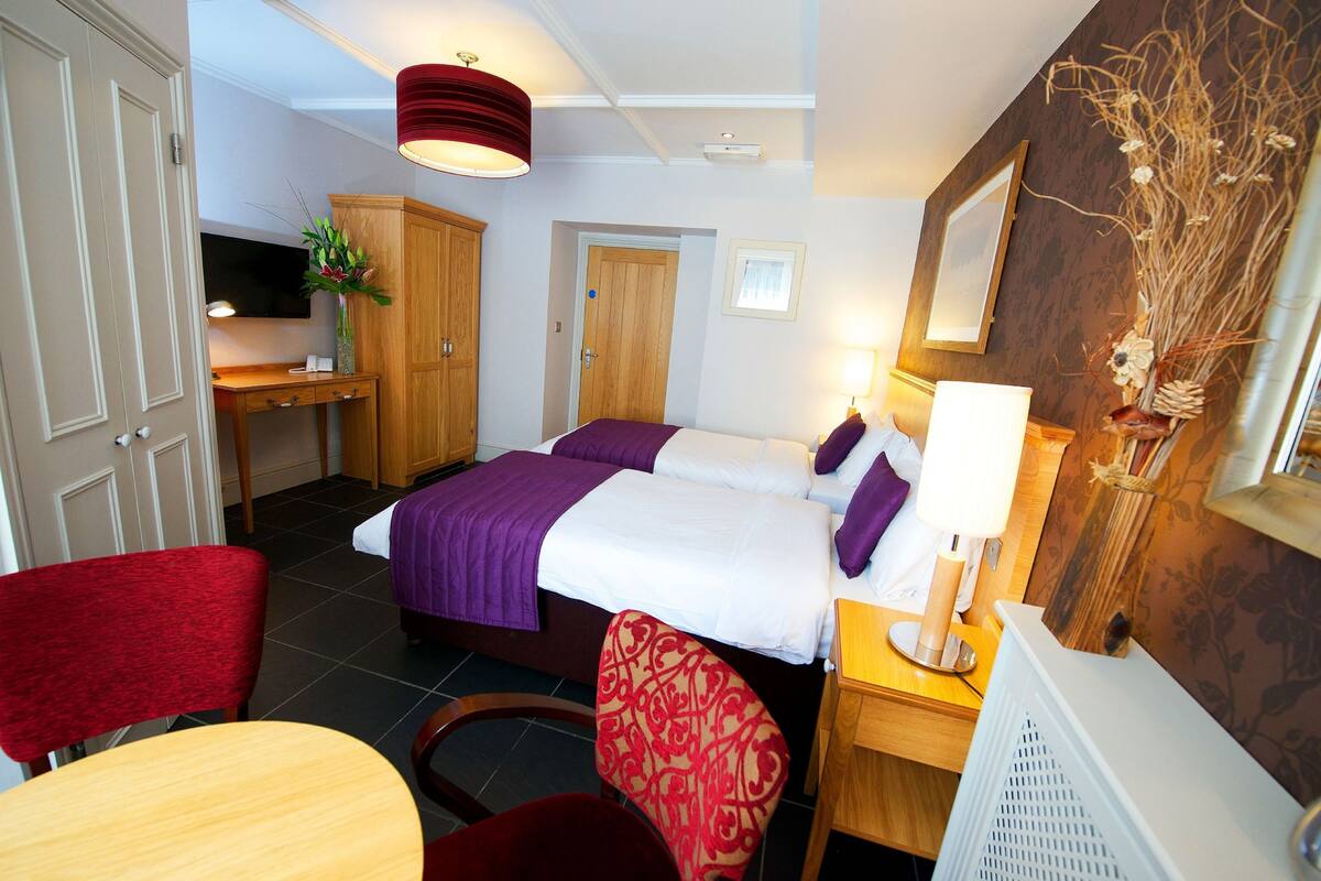Twin Room | Desk, travel crib, WiFi (free), bed sheets