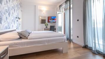 Dobbeltværelse - 1 queensize-seng - balkon | Pengeskab på værelset, skrivebord, mørklægningsgardiner, gratis Wi-Fi