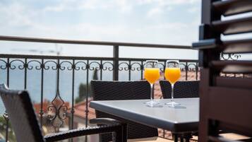 Huoneisto, 2 makuuhuonetta, merinÀköala | Parveke