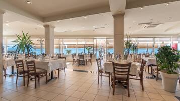 Der serveres morgenmad, frokost og aftensmad med havudsigt