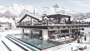 A modern hotel with a pool, ski lift, and mountain views. - die Hochkönigin - Mountain Resort (Maria Alm am Steinernen Meer)