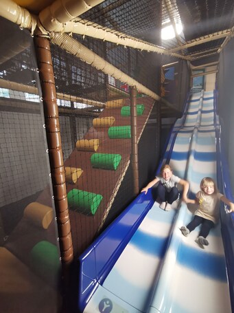 Área de juegos infantiles bajo techo