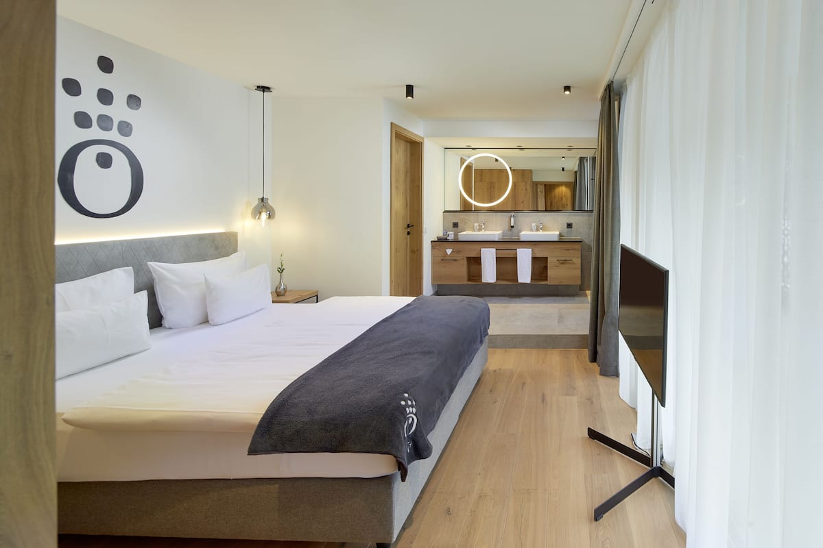 Minibar, in-room safe, free WiFi, bed sheets