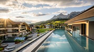 2 Innenpools, 2 Außenpools, Sonnenschirme, Liegestühle