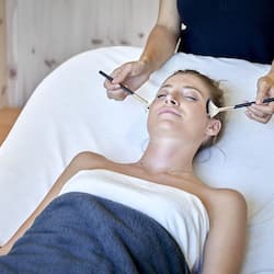 Behandelingskamers voor koppels, een sauna, een bubbelbad, een stoombad