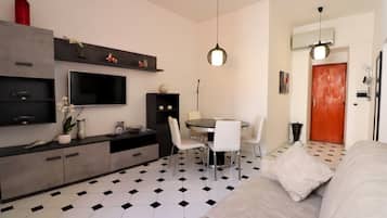 Appartamento, 1 camera da letto, balcone, lato spiaggia | Soggiorno | TV a schermo piatto