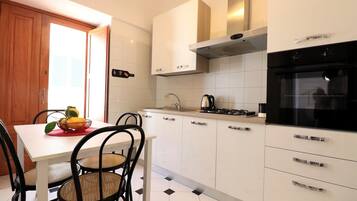 Appartamento, 1 camera da letto, balcone, lato spiaggia | Cucina privata | Frigorifero con congelatore, microonde, piano cottura