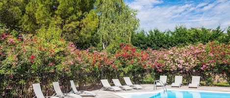 Una piscina al aire libre