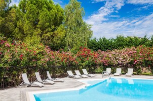 Una piscina al aire libre