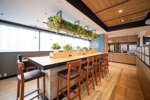 Lobby sitting area - Super Hotel Kobe (Kobe)