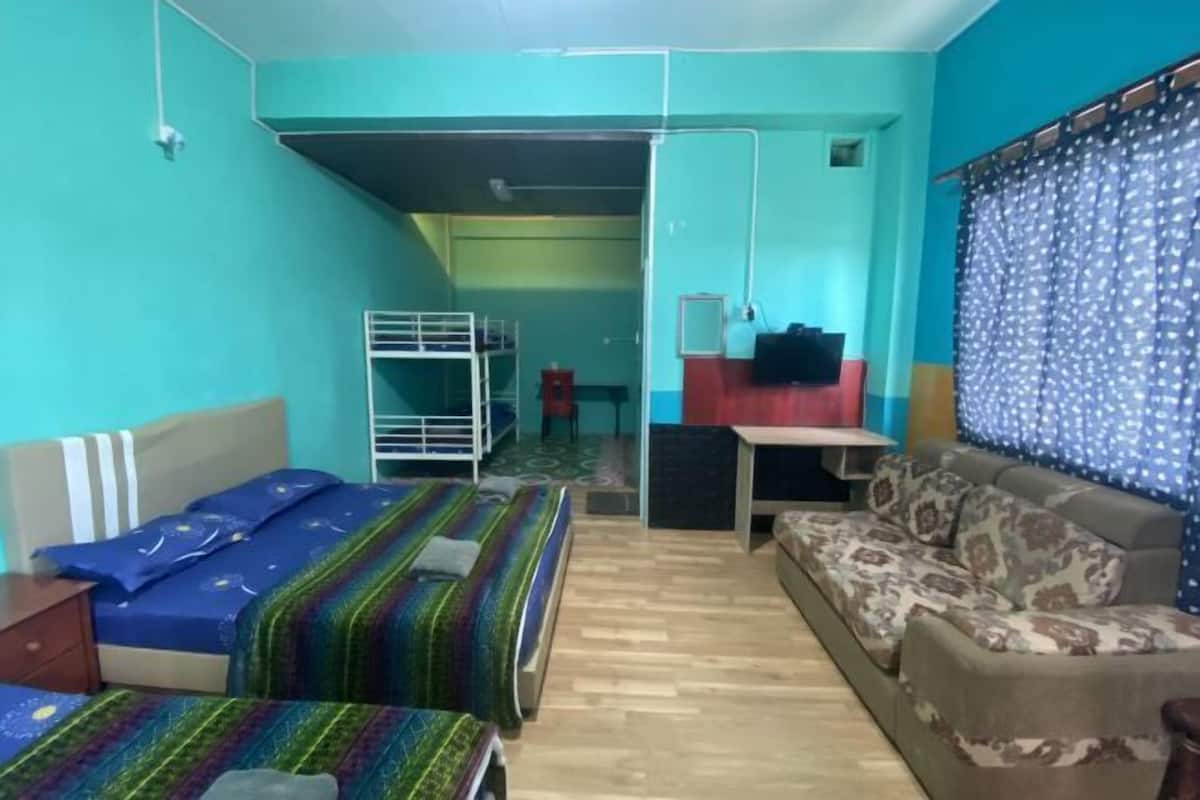 Escritorio y espacio para trabajar con laptop