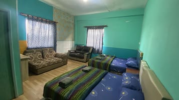 Quarto família (Room No. 2 Ni Hao) | Escrivaninha, espaço de trabalho para notebook