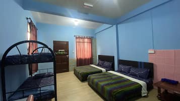 Quarto superior (Room No 8 Guten Tag) | Escrivaninha, espaço de trabalho para notebook