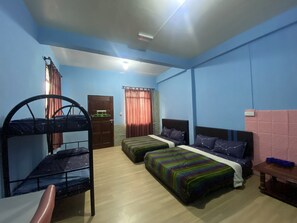 Desk, laptop workspace, iron/ironing board, free WiFi - Kupi-Kupi & Stay (Ranau)